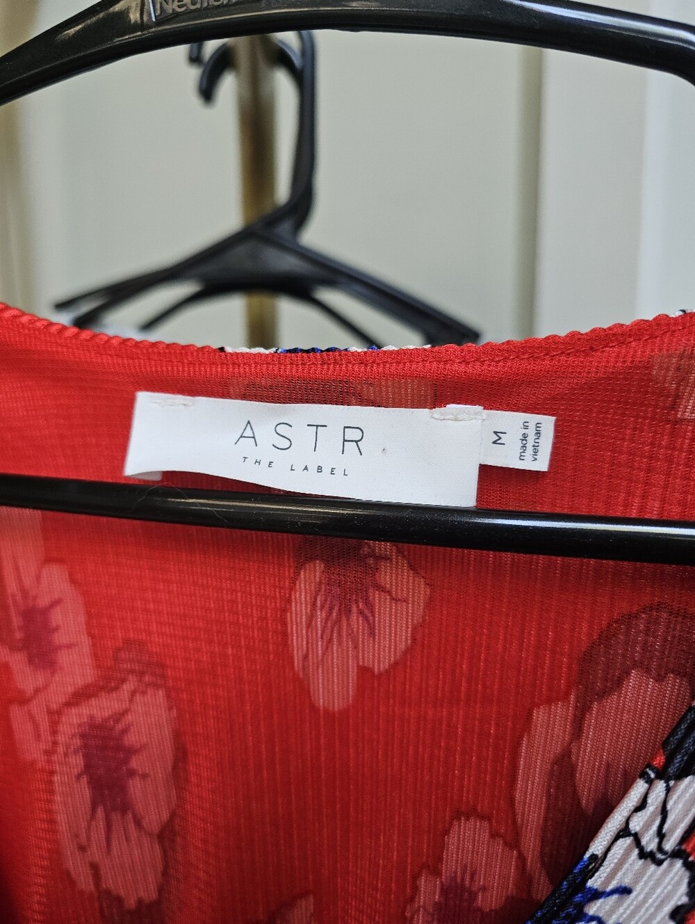 NWT | ASTR the Label Puff Sleeve Bubble Hem Blouse Red Floral - Picture 4 of 7